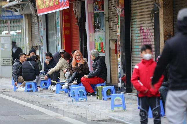 Các quán cà phê trên vỉa hè phố Tạ Hiện đông bạn trẻ.