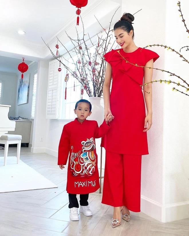 Thả dáng trong biệt thự bên Mỹ, Phạm Hương diện áo dài ton-sur-ton với quý tử.