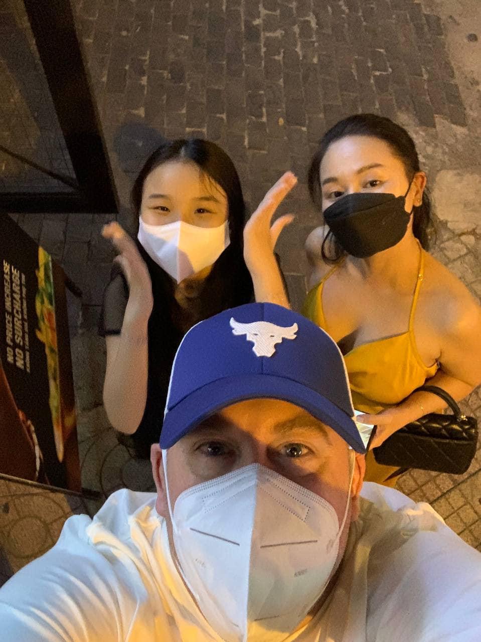 Thu Phượng bên chồng ngoại quốc và con gái đi chơi Tết.