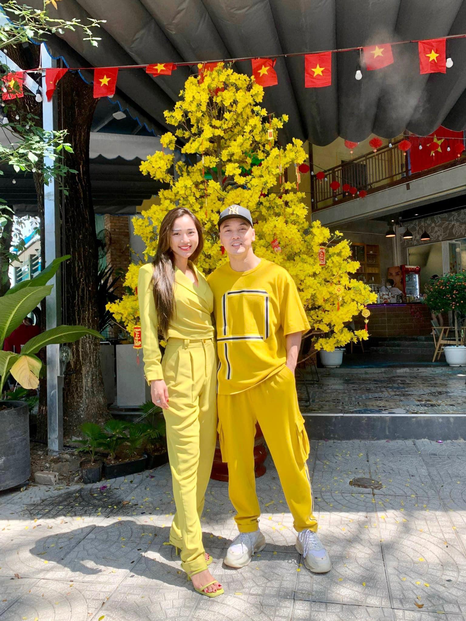 Ưng Hoàng Phúc hân hoan: "Năm Nhâm Dần, hành kim đứng chụp hình kế bạn cọp và mặc đồ vàng là quá hợp lý rồi còn gì. Chúc mừng năm mới cả nhà".