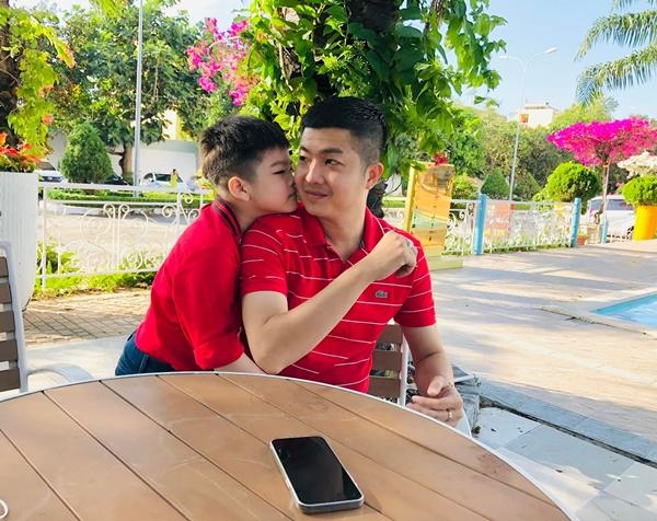 Con trai Nhật Kim Anh đón Tết bên bố, khép lại tin sao Việt.