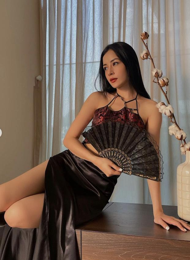 Chi Pu diện đồ mỏng tang, ơ kìa bàn tay hư ngay vòng 1-4