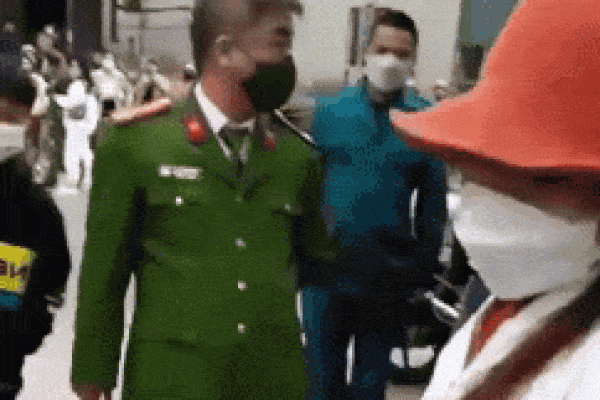 Con nợ cầm dao chặn đầu ô tô của chủ nợ, bị tông và cuốn vào gầm-3