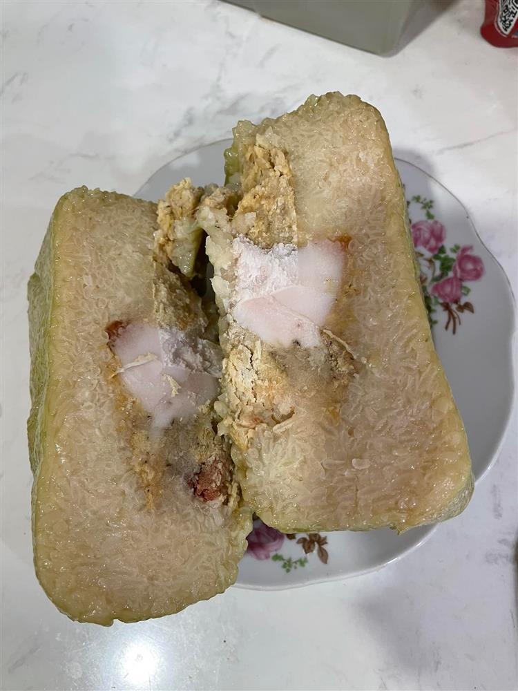 Bỏ tiền trăm nhận bánh chưng chua lòm, thiu thối như hết hạn cả năm-1