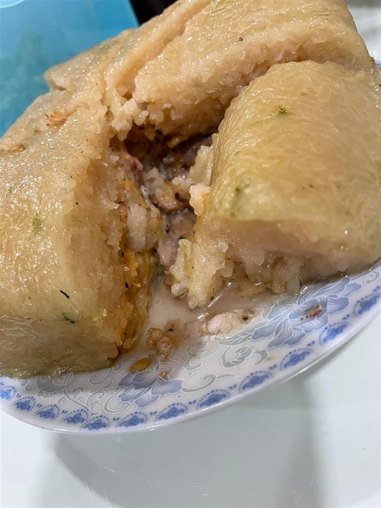 Bỏ tiền trăm nhận bánh chưng chua lòm, thiu thối như hết hạn cả năm-2