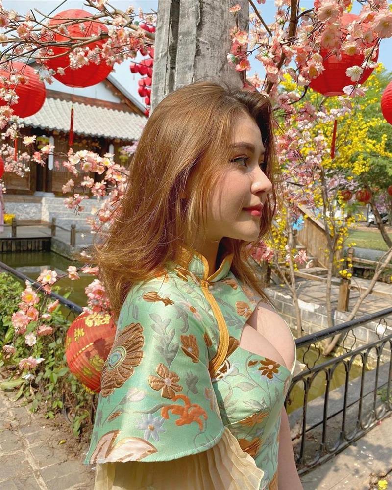 Hot girl lai Việt- Mỹ và sự cố thời trang liên quan đến áo dài khoe vòng 1 dịp Tết-2