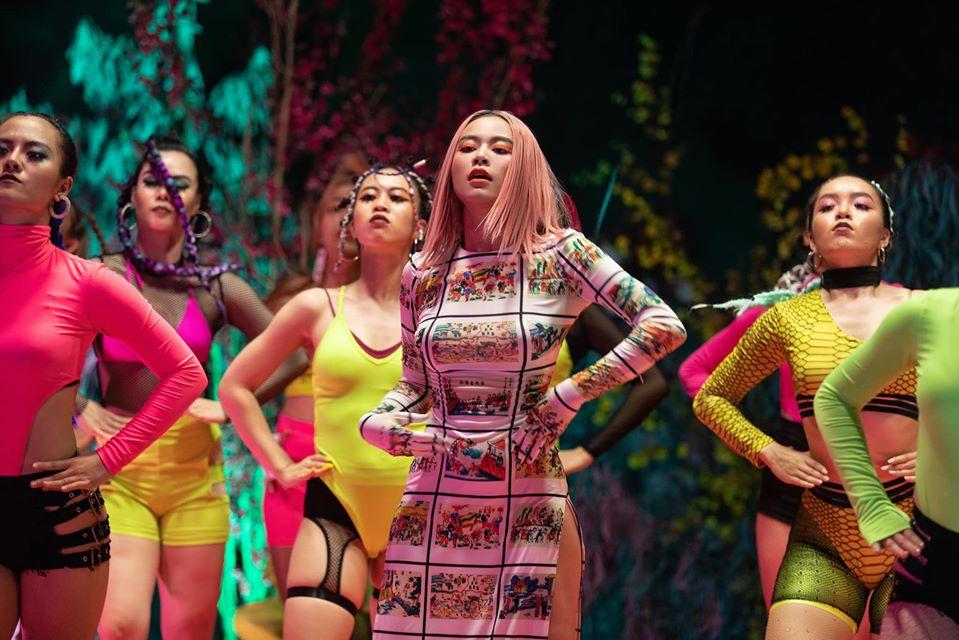 Hot girl lai Việt- Mỹ và sự cố thời trang liên quan đến áo dài khoe vòng 1 dịp Tết-5