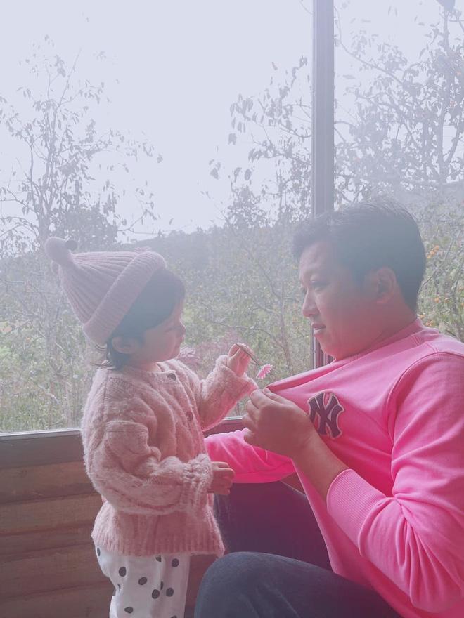 Ái nữ của Nhã Phương và Trường Giang lần đầu lộ full dung mạo-4