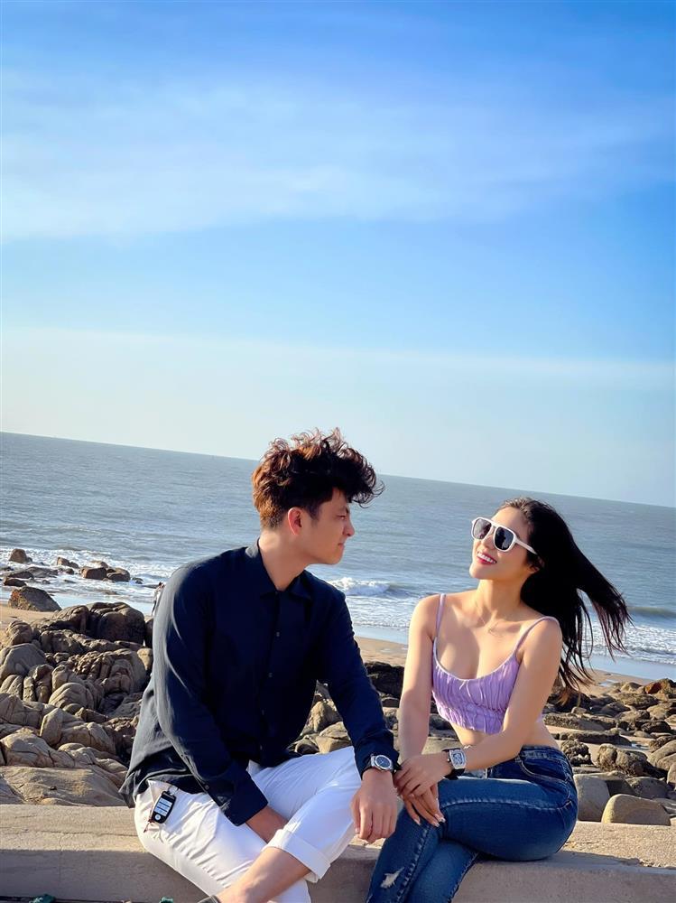 Chồng cũ Lâm Khánh Chi ôm ấp tình mới, bị soi bàn tay rất hư-2