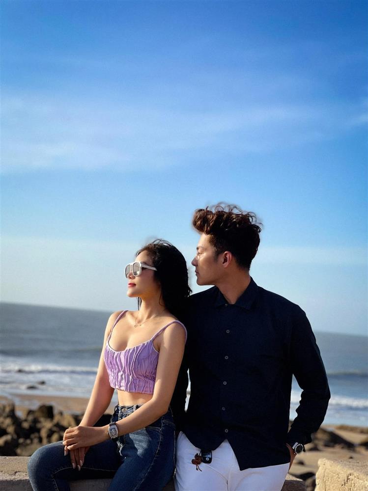 Chồng cũ Lâm Khánh Chi ôm ấp tình mới, bị soi bàn tay rất hư-3