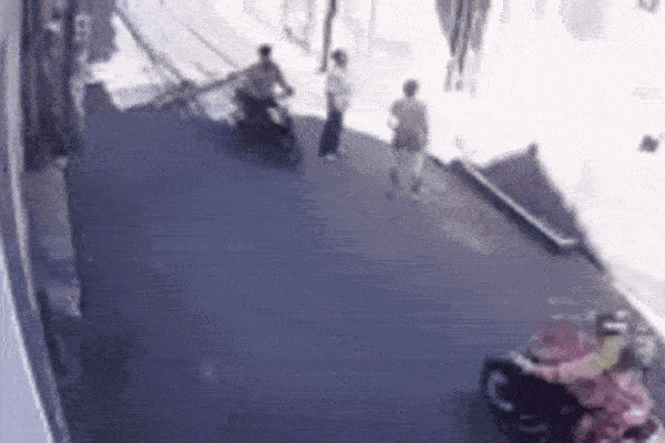 Người đàn ông tay bó bột bị cướp giật dây chuyền ngày mùng 2 Tết