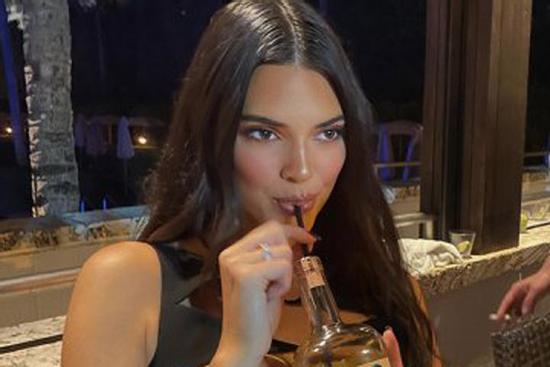 Kendall Jenner bị chỉ trích vì uống rượu bằng ống hút