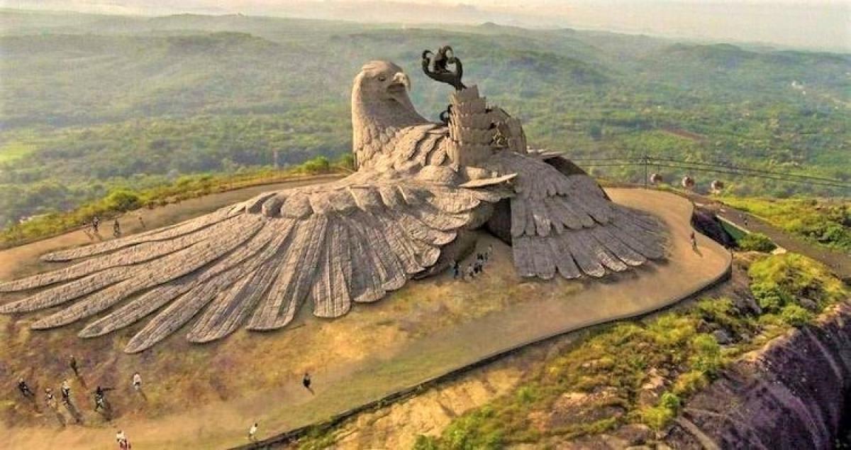 Á thần Jatayu, Ấn Độ. Nằm trong Vườn quốc gia Jatayu ở bang Kerala, tác phẩm điêu khắc đáng kinh ngạc về á thần đại bàng Jatayu giữ danh hiệu là bức điêu khắc về chim lớn nhất thế giới. Jatayu dài 60 m, rộng 45 m và cao 21 m, tọa lạc trên sàn 4.500 m2 được khai trương cho khách tham quan từ ngày 17/8/2018. Tác giả của tác phẩm là Rajiv Anchal, một nhà đạo diễn phim và là nhà điêu khắc. Liên quan đến một truyền thuyết, tác phẩm này còn được gọi là 