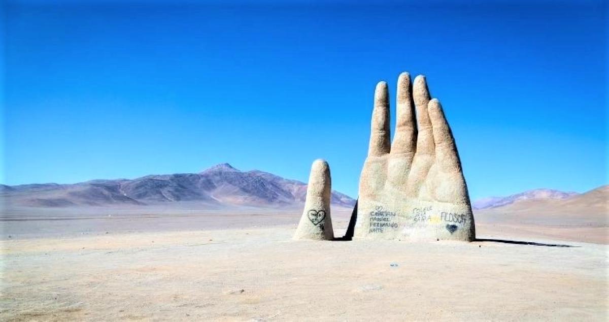 Bàn tay sa mạc, Chile. Bàn tay sa mạc cao 11 mét, còn được gọi là “Mano del Desierto”, với các ngón tay hướng lên bầu trời ở giữa sa mạc Atacama cách thị trấn Antofagasta khoảng 60 km về phía đông nam. Kích thước phóng đại của bàn tay người được cho là làm nổi bật tính dễ bị tổn thương và sự bất lực của con người. Tác phẩm của nhà điêu khắc người Chile Mario Irarrazabal này được khánh thành ngày 28/3/1992.