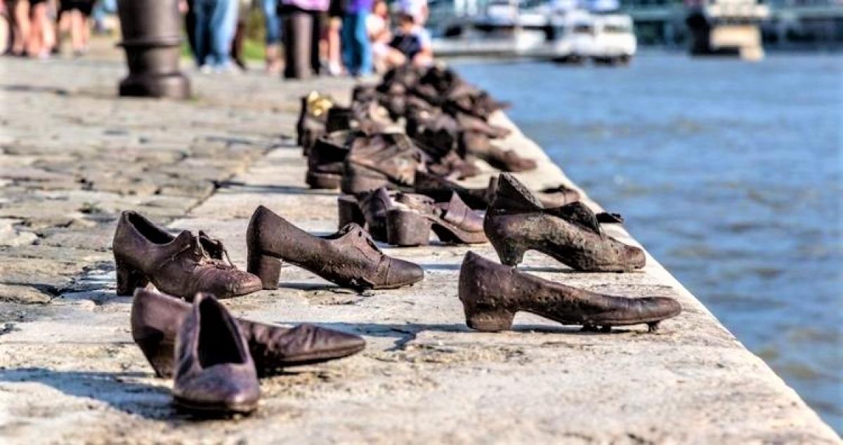 Giày trên khu đi dạo Danube, Hungary. Một bộ gồm 60 đôi giày bằng sắt thiết kế theo phong cách những năm 1940 được bố trí dọc theo bờ sông Danube để tưởng nhớ hơn 20.000 người Do Thái đã bị tàn sát trong Thế chiến II bởi Szalasi, thủ lĩnh của Hungry bị tiêm nhiễm hệ tư tưởng Hitler. Tất cả mọi người kể cả trẻ em đều bị buộc tháo giày trước khi bị bắn bởi vì giày là một mặt hàng có giá trị vào thời đó, và vật dụng của họ đã bị nước sông cuốn đi. Tượng đài được tạo ra bởi đạo diễn phim Can Togay và nhà điêu khắc Gyula Pauer. Công trình của họ được hoàn thành ngày 16/4/2005.