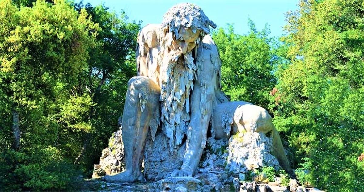 Colossus, Italy. Colossus là một tác phẩm điêu khắc của Giambologna diễn tả một người đàn ông với bộ râu xồm xoàm và vẻ ngoài không được chăm chút, cao 11 m để nhân cách hóa dãy núi Apennine. Tác phẩm điêu khắc là một tòa nhà, bên trong có một số hang động được trang trí bằng ngọc trai, vỏ sò, pha lê, san hô. Đây là một địa điểm nổi tiếng trong khu vườn của Villa Medici gần Florence. Người ta nói pho tượng gợi lại hình dáng của Atlas trong Virgil’s Aeneid. Bàn tay của người đàn ông được thể hiện như đang cố gắng hạ gục một con quái thú và nước tràn ra từ miệng con quái vật vào một ao cá bên dưới./.