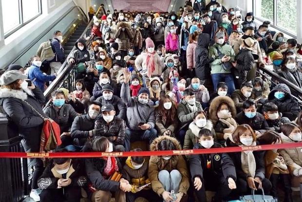 Dòng người chen chật kín trên ga cáp treo lên Fansipan-2