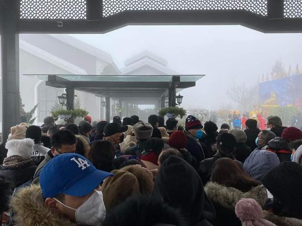 Dòng người chen chật kín trên ga cáp treo lên Fansipan-3