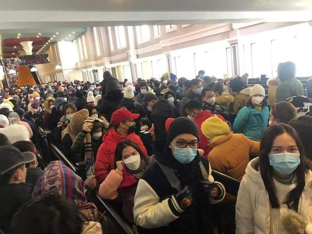 Dòng người chen chật kín trên ga cáp treo lên Fansipan-6