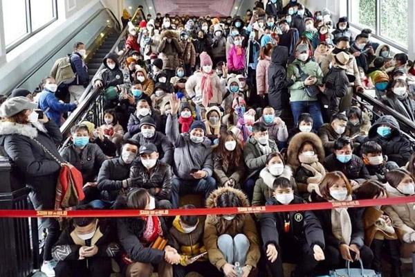 Biển người chen lấn đổ về đền Hùng, nhiều cháu bé mếu máo tìm bố mẹ-14