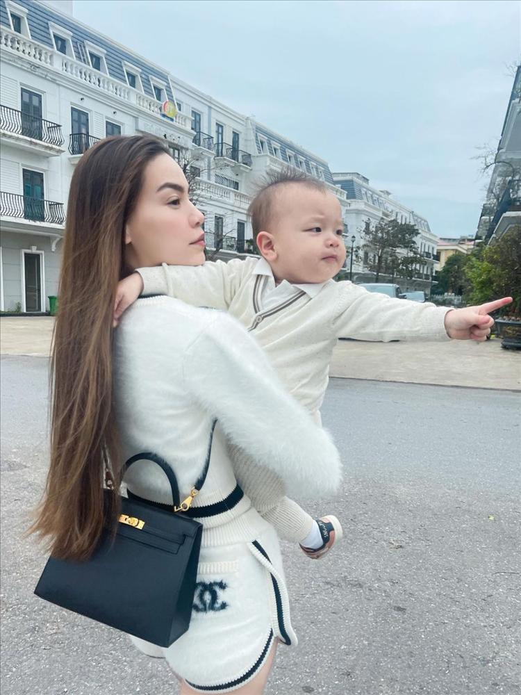 Lisa Leon ghi điểm, Hà Hồ phản cảm vì quần bó chịt vùng cấm địa-2