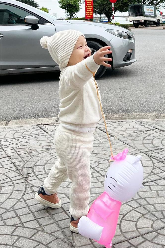 Lisa Leon ghi điểm, Hà Hồ phản cảm vì quần bó chịt vùng cấm địa-8