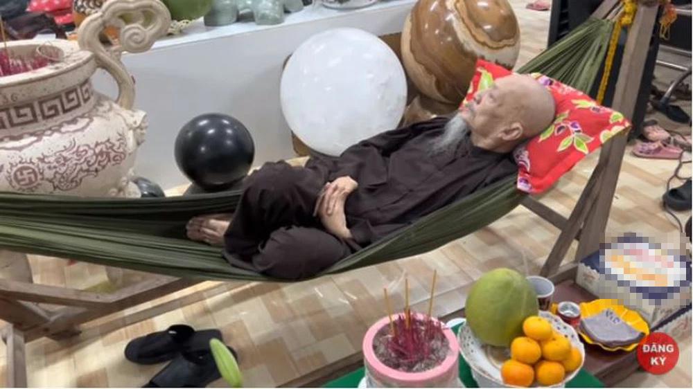 Ông Lê Tùng Vân được các đệ tử tế sống khi đang tại ngoại-2