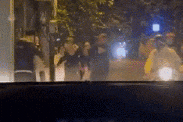 Cặp đôi ẩu đả giữa đường, cô gái cầm mũ bảo hiểm hét Mày đánh tao!-1