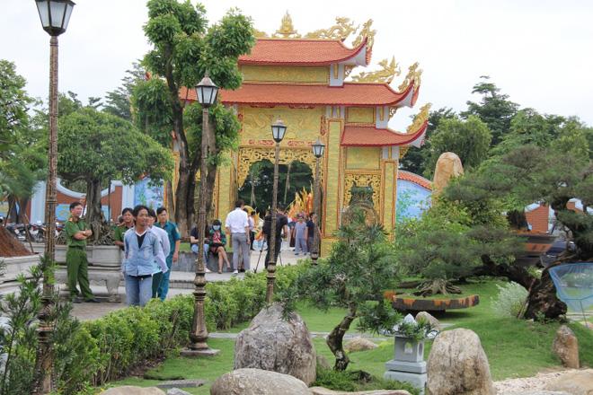 Nhà thờ Tổ 100 tỷ của Hoài Linh trang hoàng đón Tết thế nào?-11