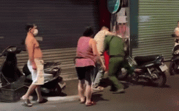 Diễn biến con kẹp cổ công an, mẹ quay clip la lối đêm mùng 1 ở TP.HCM-1