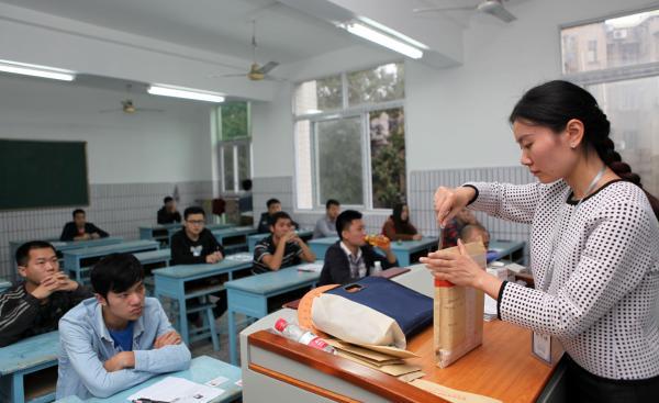 Câu hỏi Cứu ai khi mẹ và bạn gái cùng rơi xuống nước? đã có câu trả lời-1