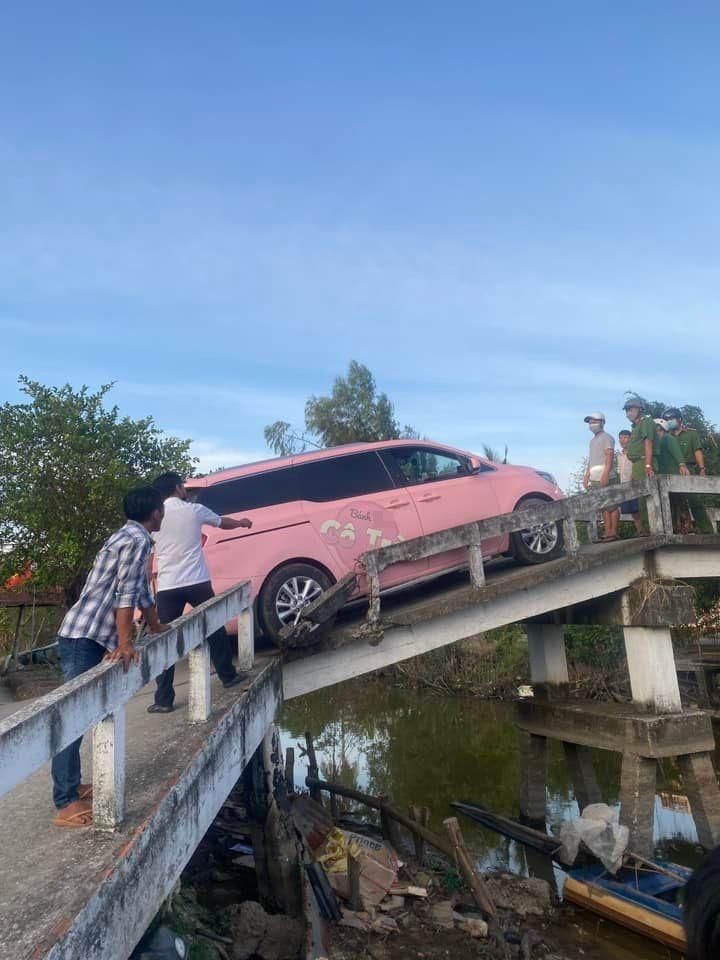 Xế hộp Trà Ngọc Hằng kẹt trên cầu hẹp, nguy cơ bay sông-7