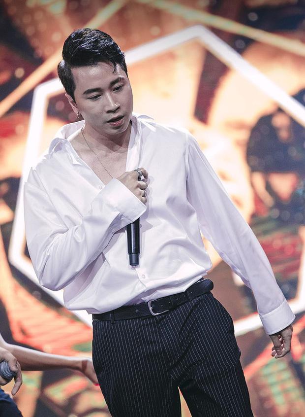 Karik tung ảnh tình tứ bên gái lạ, nhưng xóa nhanh như chớp!-2