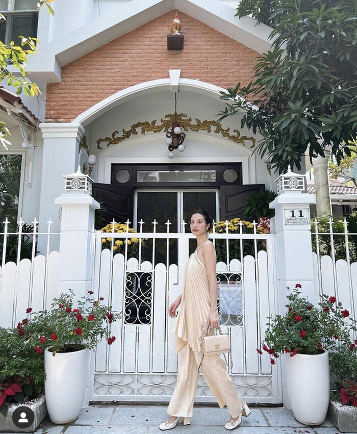 3 mỹ nhân cùng đụng độ kiểu áo yếm tôn vòng 1 nóng bỏng-3