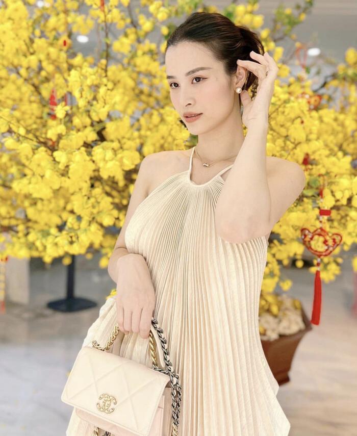 3 mỹ nhân cùng đụng độ kiểu áo yếm tôn vòng 1 nóng bỏng-4