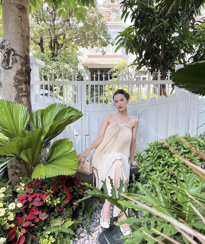 3 mỹ nhân cùng đụng độ kiểu áo yếm tôn vòng 1 nóng bỏng-5