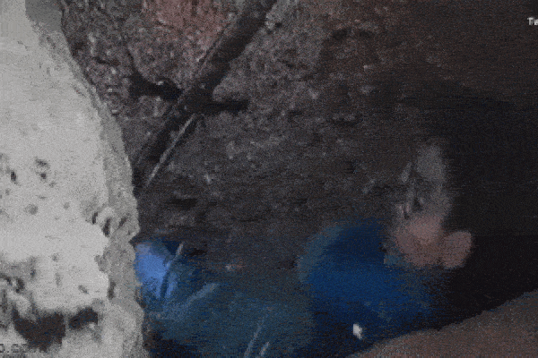 Bé trai 5 tuổi kẹt dưới giếng sâu 32m, cứu hộ 4 ngày vẫn chưa có kết quả
