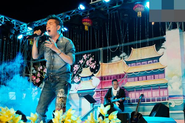 Cộng đồng mạng chỉ trích clip Đàm Vĩnh Hưng vừa hát vừa nằm bò-9