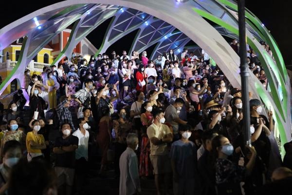 Xôn xao cảnh tượng xếp hàng dài chờ ăn bánh căn ở Đà Lạt-2