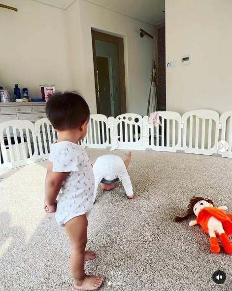 Leon - Lisa tập yoga bắt chước Hà Hồ nhìn cưng xỉu!-2