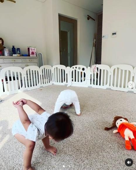 Leon - Lisa tập yoga bắt chước Hà Hồ nhìn cưng xỉu!-3