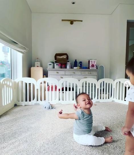 Leon - Lisa tập yoga bắt chước Hà Hồ nhìn cưng xỉu!-1