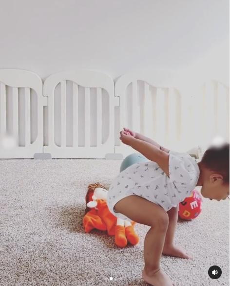 Leon - Lisa tập yoga bắt chước Hà Hồ nhìn cưng xỉu!-4