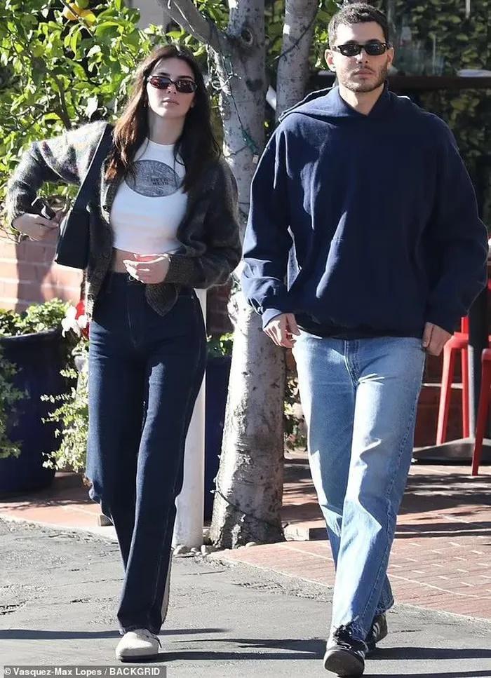 Thả rông, Kendall Jenner lộ ngực chảy xệ xuống cấp như Ngọc Trinh-1