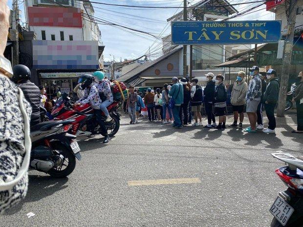 Xôn xao cảnh tượng xếp hàng dài chờ ăn bánh căn ở Đà Lạt-1