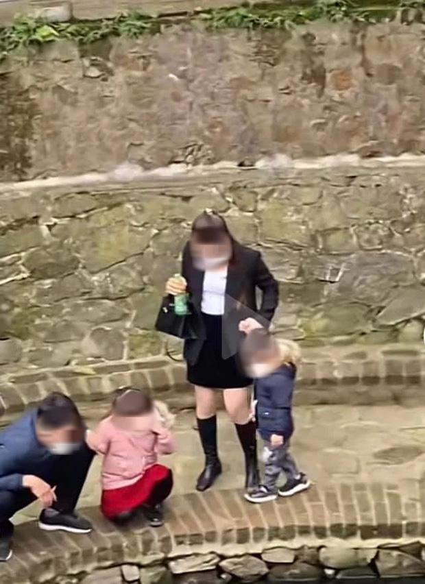 Muôn kiểu đi chùa lộ trên hở dưới đầu năm người nhìn la oai oái-1