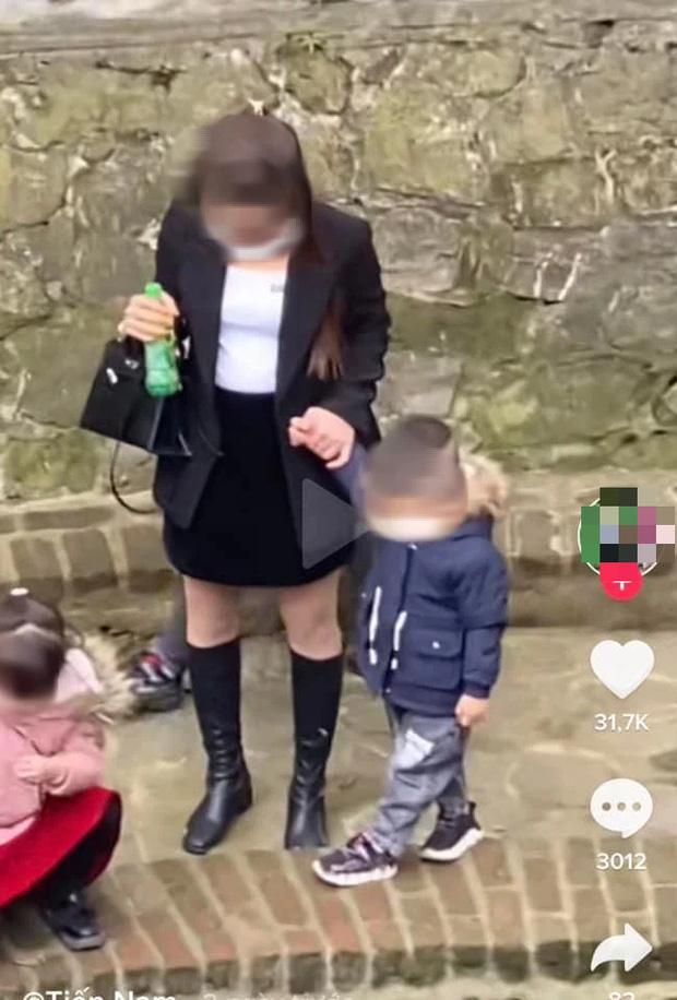 Muôn kiểu đi chùa lộ trên hở dưới đầu năm người nhìn la oai oái-2