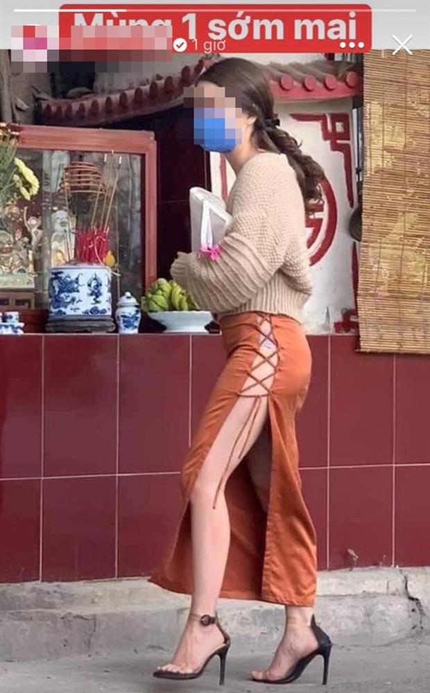 Muôn kiểu đi chùa lộ trên hở dưới đầu năm người nhìn la oai oái-9