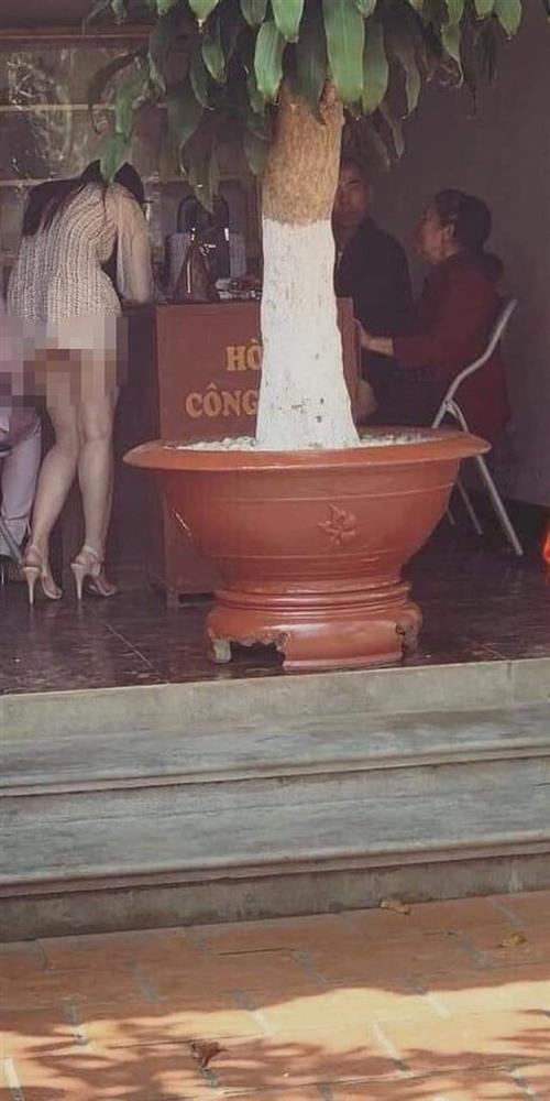 Muôn kiểu đi chùa lộ trên hở dưới đầu năm người nhìn la oai oái-10