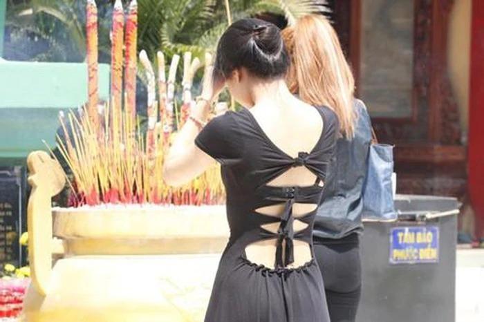 Muôn kiểu đi chùa lộ trên hở dưới đầu năm người nhìn la oai oái-12